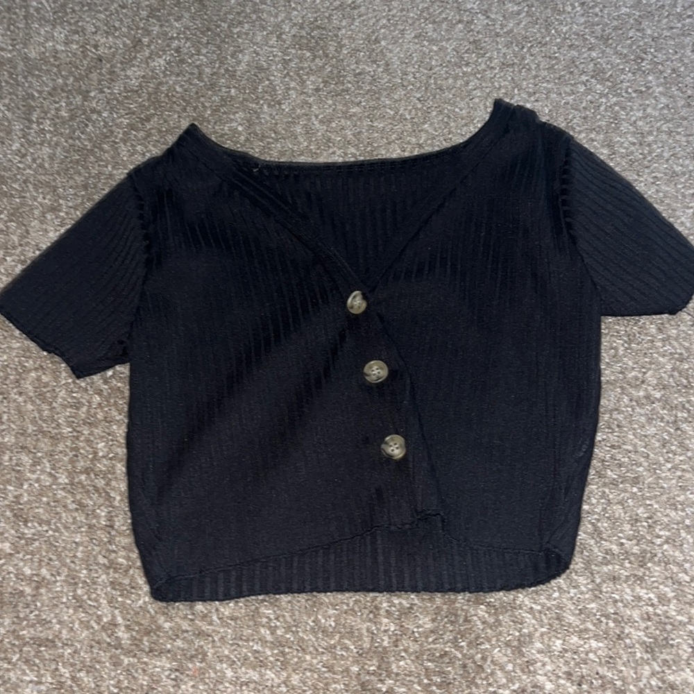 Cropped black shirt with buttons